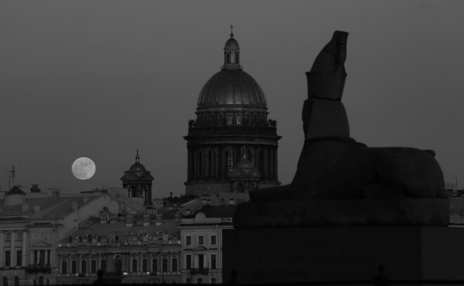 Фотограф в Петербурге запечатлел огромную Луну на фоне Исаакиевского собора и сфинксов