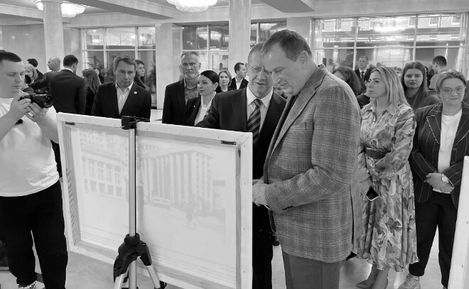 «Человек-эпоха и мастер точного слова»: Александр Дрозденко открыл выставку памяти Владимира Жириновского