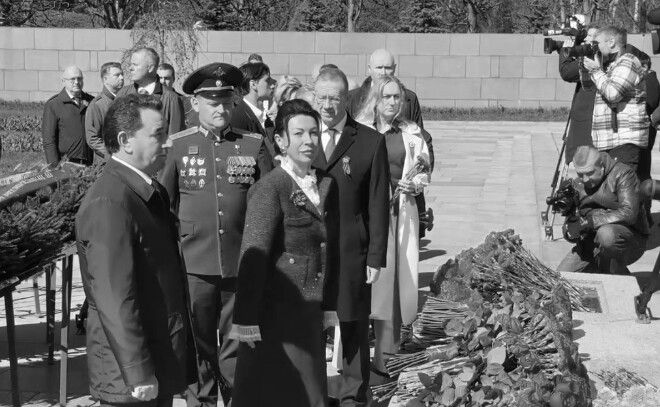 Делегация Ленобласти возложила цветы на Пискаревском мемориальном кладбище в канун 9 Мая