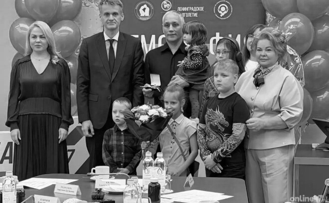 В Ленобласти двум многодетным семьям вручили ключи от новых микроавтобусов